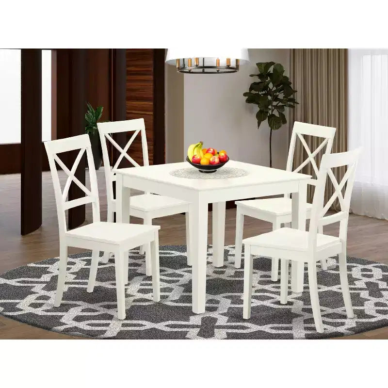 Table de cuisine carrée Belmont HomeStock et chaises de salle à manger en bois, blanc lin