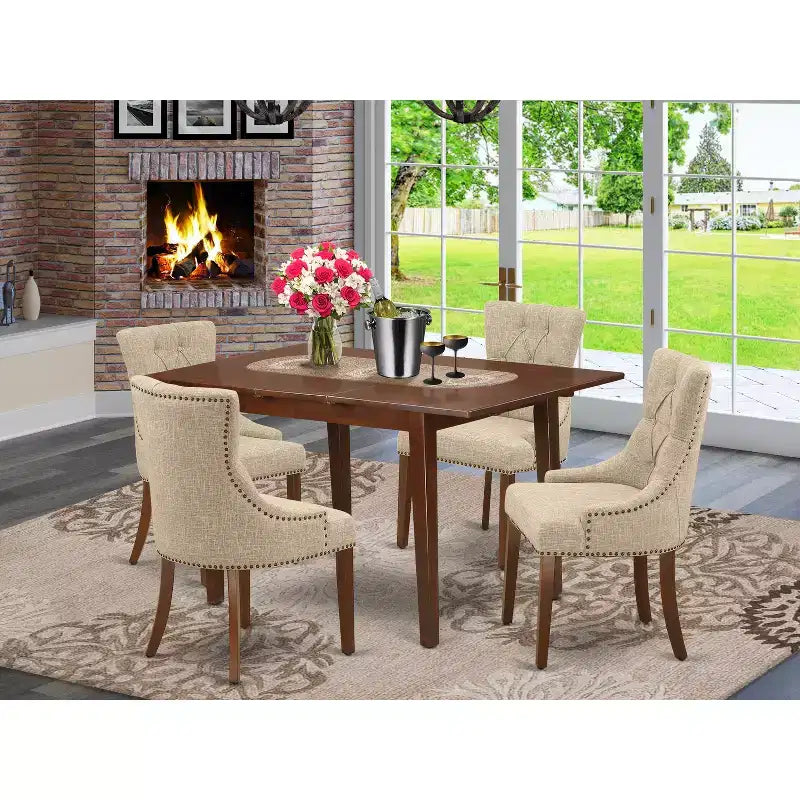 Ensemble de salle à manger 5 pièces HomeStock Belmont comprenant une table de salle à manger rectangulaire avec rallonge papillon et quatre chaises style Parson avec tissu couleur peau de daim, finition acajou