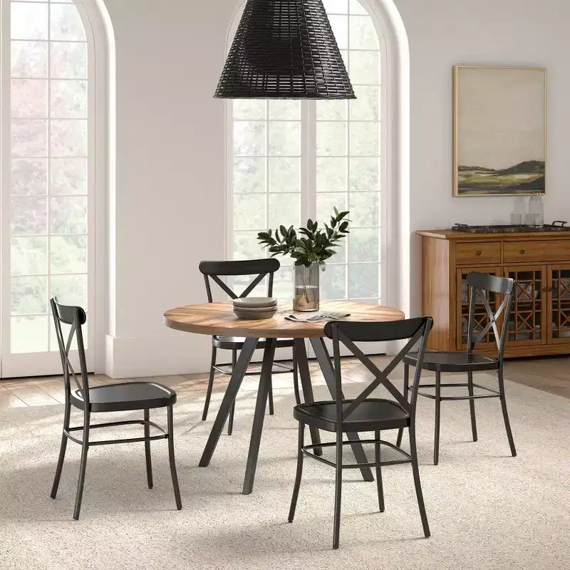 Table de salle à manger ronde Jolana avec plateau en chêne et pieds noirs et ensemble de chaises en métal à dossier en X - iNSPIRE Q