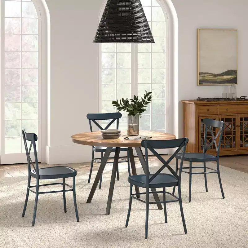 Table de salle à manger ronde Jolana avec plateau en chêne et pieds noirs et ensemble de chaises en métal à dossier en X - iNSPIRE Q