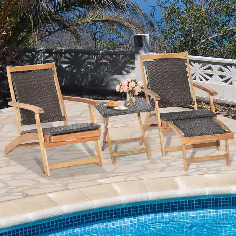 Costway Lot de 4 chaises longues pliantes en rotin pour patio avec table en bois d'acacia et repose-pieds rétractable